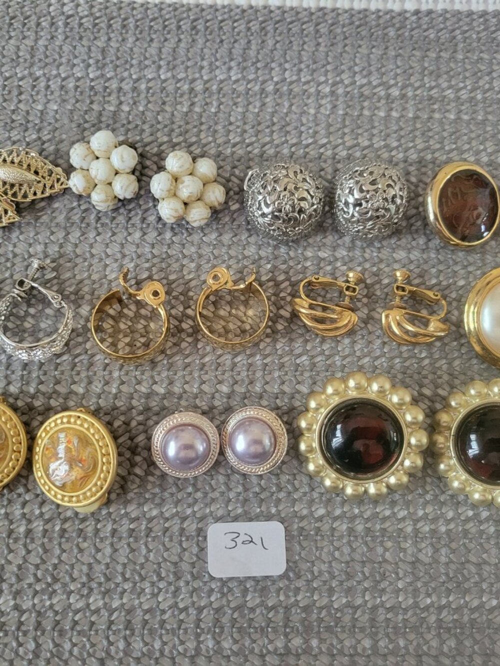 12 Pair of Screwback Clip On Gold Tone Silver Tone Fashion Costume Earrings Lot